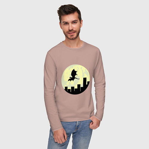 Мужской лонгслив Дракон, летящий над городом / Пыльно-розовый – фото 3