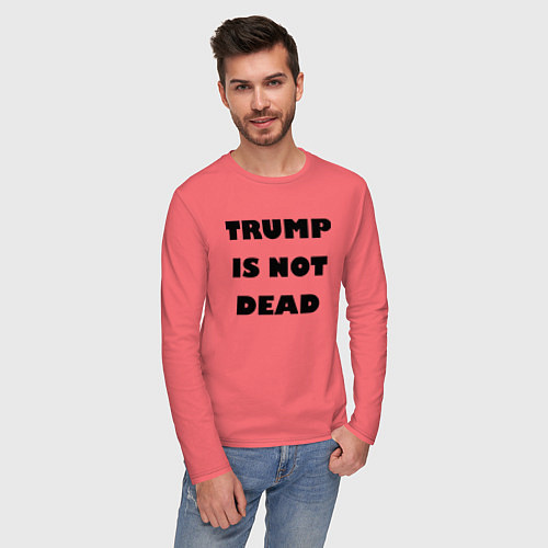 Мужской лонгслив Trump is not dead - motto / Коралловый – фото 3