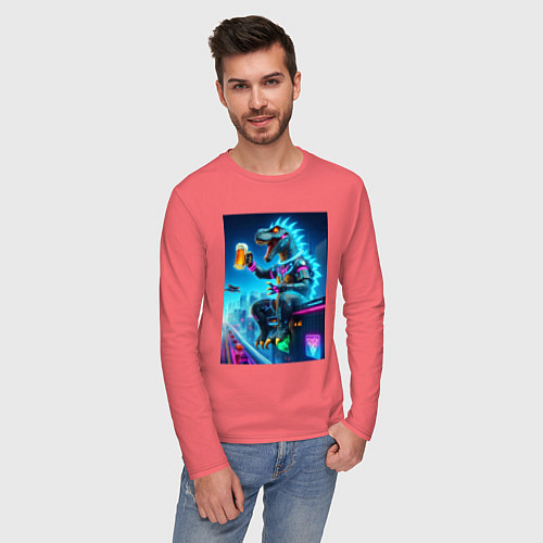 Мужской лонгслив Чувак Дино сидит на крыше небоскрёба с кружкой пив / Коралловый – фото 3