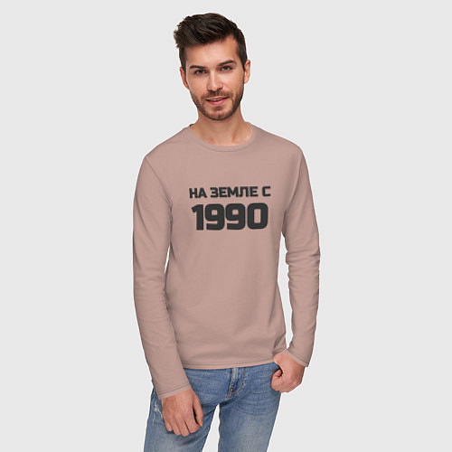 Мужской лонгслив Надпись: на земле с 1990 / Пыльно-розовый – фото 3