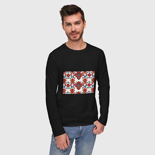 Мужской лонгслив Узор красно-синий на белом фоне / Черный – фото 3