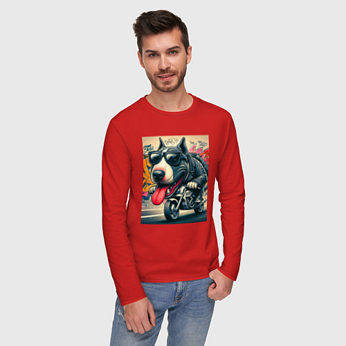 Мужской лонгслив Бультерьер управляет мотоциклом - граффити / Красный – фото 3