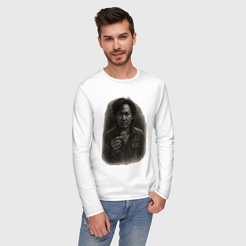 Мужской лонгслив Игрок 456 держит свой жетон - Игра в кальмара / Белый – фото 3