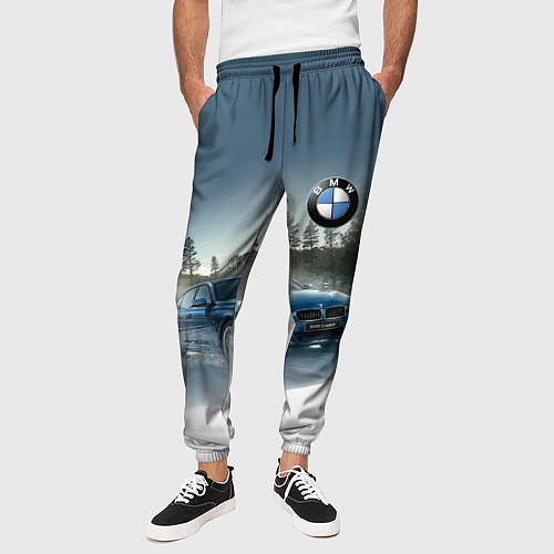 Мужские брюки Крутая бэха мчится по лесной дороге / 3D-принт – фото 3