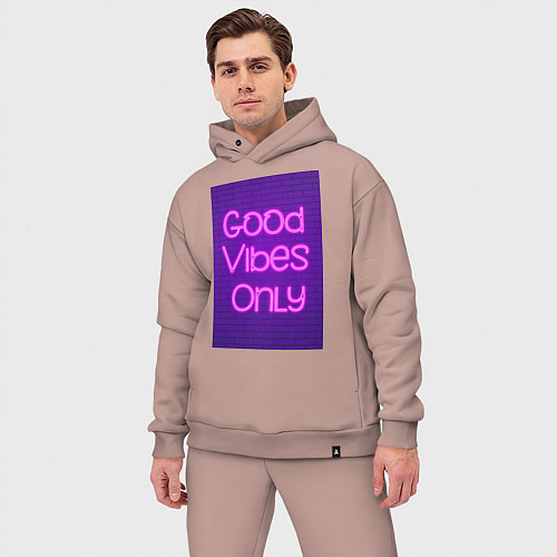 Мужской костюм оверсайз Неоновая надпись good vibes only и кирпичная стена / Пыльно-розовый – фото 3