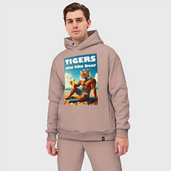 Мужской костюм оверсайз Тигры тоже любят пиво - нейроарт, цвет: пыльно-розовый — фото 2