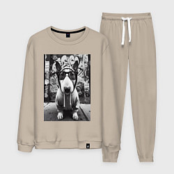 Мужской костюм Булли у стены с граффити