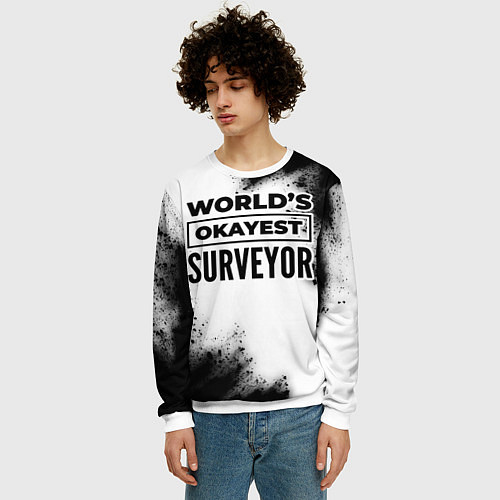 Мужской свитшот Worlds okayest surveyor - white / 3D-Белый – фото 3