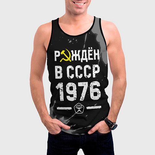 Мужская майка без рукавов Рождён в СССР в 1976 году на темном фоне / 3D-Черный – фото 3