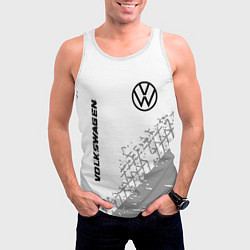 Майка-безрукавка мужская Volkswagen speed на светлом фоне со следами шин: н, цвет: 3D-белый — фото 2