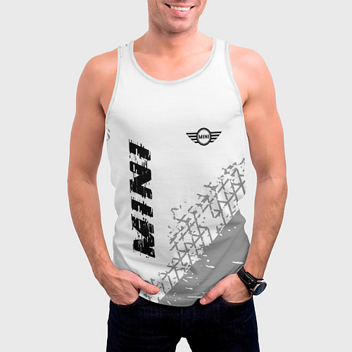 Мужская майка без рукавов Mini speed на светлом фоне со следами шин вертикал / 3D-Белый – фото 3