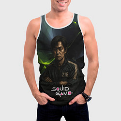 Майка-безрукавка мужская Игра в кальмара - игрок 218 скрещивает руки, цвет: 3D-белый — фото 2