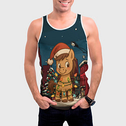 Майка-безрукавка мужская Лошадка в новогодней гирлянде, цвет: 3D-белый — фото 2