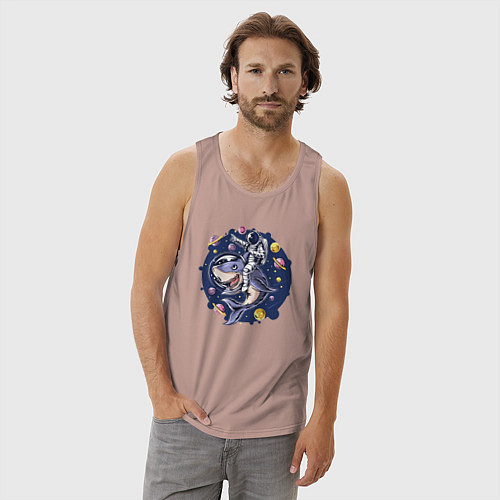 Мужская майка Космонавт верхом на акуле / Пыльно-розовый – фото 3