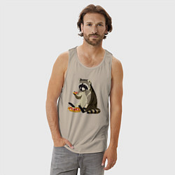 Майка мужская хлопок Енот кушает пиццу, цвет: миндальный — фото 2