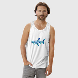 Майка мужская хлопок Акула из мозаики цвета моря с надписью shark, цвет: белый — фото 2