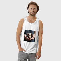 Майка мужская хлопок Красивая мини корова в руках, цвет: белый — фото 2