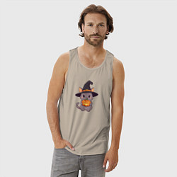 Майка мужская хлопок Кот в шляпе ведьмы с тыквой, цвет: миндальный — фото 2