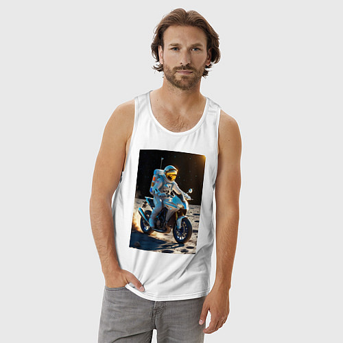 Мужская майка Космонавт ездит на мотоцикле по Луне / Белый – фото 3