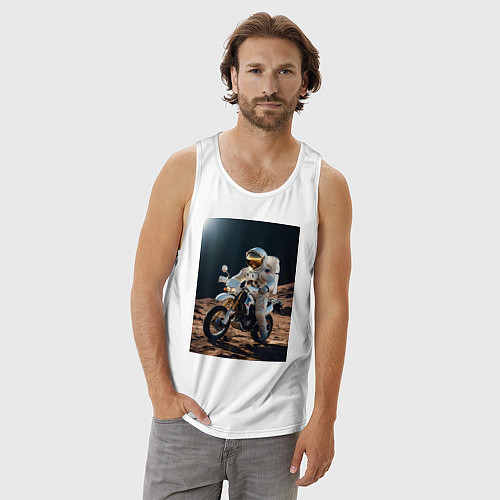 Мужская майка Космонавт ездит на мотоцикле по Луне / Белый – фото 3