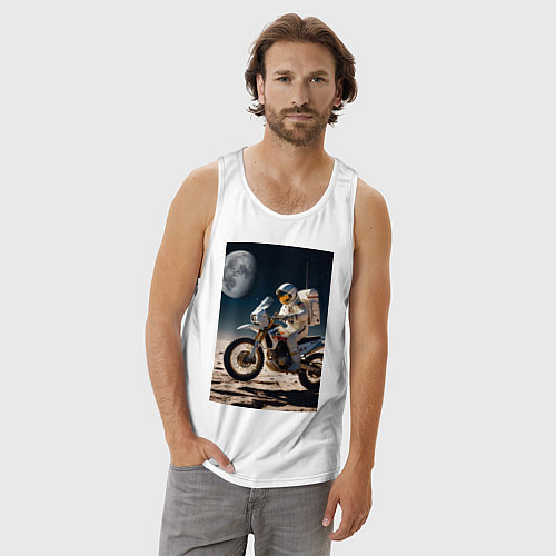 Мужская майка Космонавт ездит на мотоцикле по Луне / Белый – фото 3