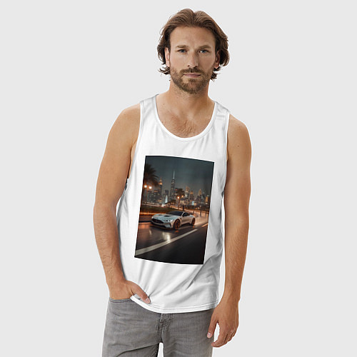 Мужская майка Белый суперкар едет по аллее в город / Белый – фото 3