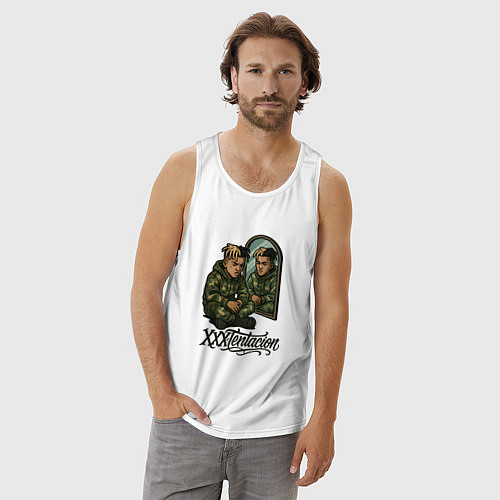 Мужская майка XXXTentacion сидит у зеркала / Белый – фото 3