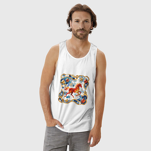 Мужская майка Новый год красной лошади с новогодними шарами / Белый – фото 3