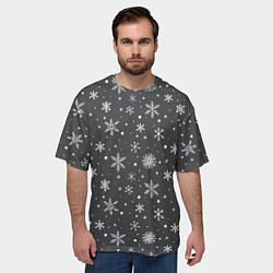 Футболка оверсайз мужская Белые снежинки на сером фоне, цвет: 3D-принт — фото 2