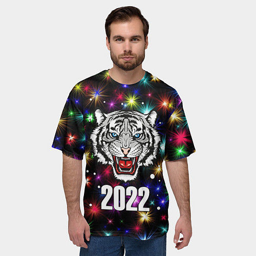 Мужская футболка оверсайз БЕЛЫЙ ТИГР 2022 И НОВОГОДНИЕ ОГНИ / 3D-принт – фото 3