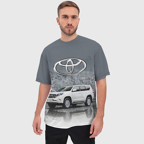 Мужская футболка оверсайз Toyota Land Cruiser на фоне скалы / 3D-принт – фото 3