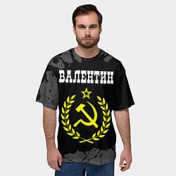 Футболка оверсайз мужская Имя Валентин и желтый символ СССР со звездой, цвет: 3D-принт — фото 2