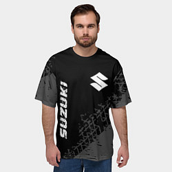 Футболка оверсайз мужская Suzuki Speed на темном фоне со следами шин, цвет: 3D-принт — фото 2