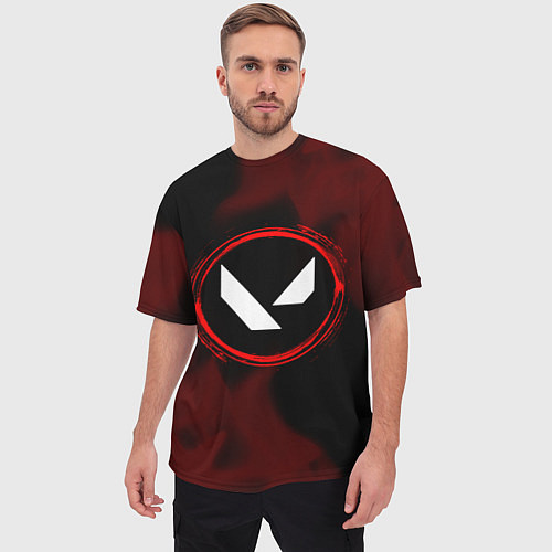Мужская футболка оверсайз Символ Valorant и краска вокруг на темном фоне / 3D-принт – фото 3