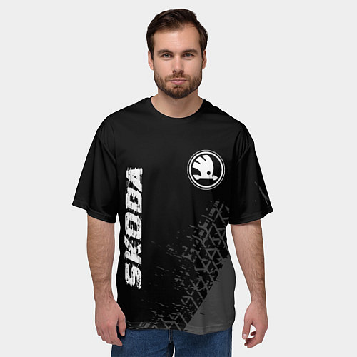 Мужская футболка оверсайз Skoda speed на темном фоне со следами шин: символ / 3D-принт – фото 3