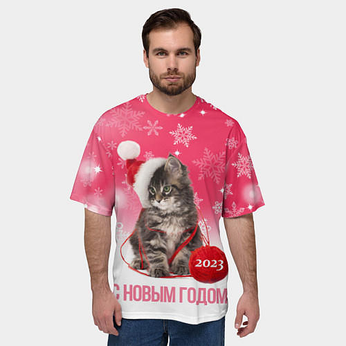 Мужская футболка оверсайз Новогодний котенок на розовом фоне / 3D-принт – фото 3