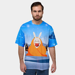 Футболка оверсайз мужская Заяц согревается под пледом, цвет: 3D-принт — фото 2
