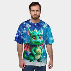 Футболка оверсайз мужская Маленький дракончик в снежинках, цвет: 3D-принт — фото 2