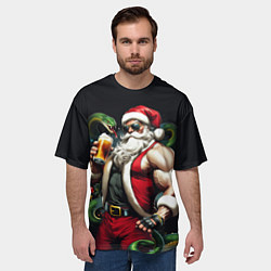 Футболка оверсайз мужская Дед Мороз с бокалом и зелёной змеёй, цвет: 3D-принт — фото 2