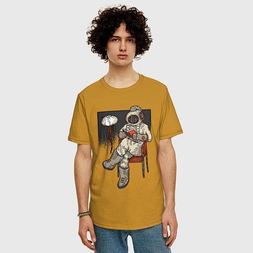 Мужская футболка оверсайз Читающий книгу водолаз / Горчичный – фото 3