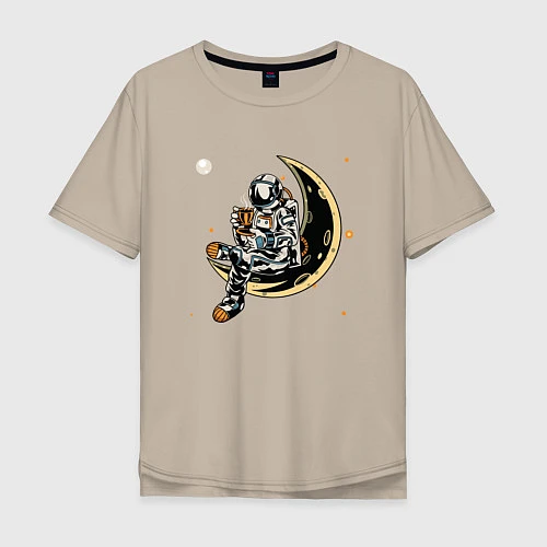 Мужская футболка оверсайз Космонавт пьет кофе на луне / Миндальный – фото 1
