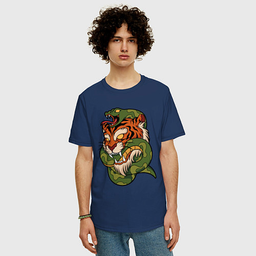 Мужская футболка оверсайз Тигр кусает змею / Тёмно-синий – фото 3