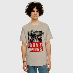 Футболка оверсайз мужская Мужчина с пистолетом, цвет: миндальный — фото 2