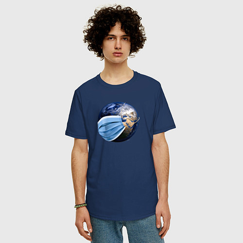 Мужская футболка оверсайз Планета Земля в маске / Тёмно-синий – фото 3