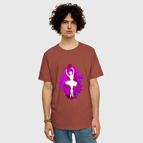 Мужская футболка оверсайз Балерина, силуэт в красках / Кирпичный – фото 3