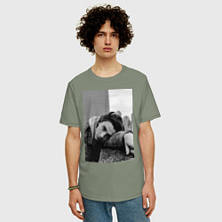 Футболка оверсайз мужская Шаламе черно белое фото на фоне города, цвет: авокадо — фото 2