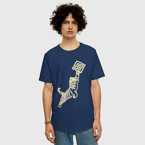 Мужская футболка оверсайз Бинанс с тигром в неоновом свечении / Тёмно-синий – фото 3