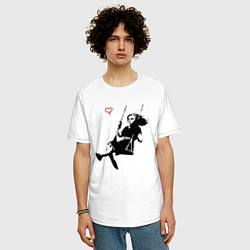 Футболка оверсайз мужская Banksy - Бэнкси девочка на качелях, цвет: белый — фото 2