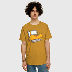 Футболка оверсайз мужская Котик лежит на ноутбуке, цвет: горчичный — фото 2