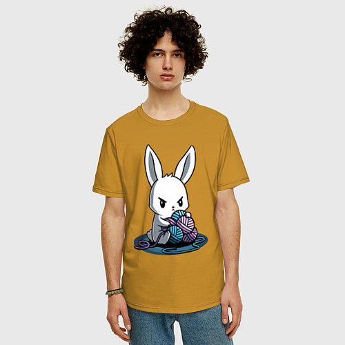 Мужская футболка оверсайз Зайчонок обнял клубки The bunny hugged the balls / Горчичный – фото 3